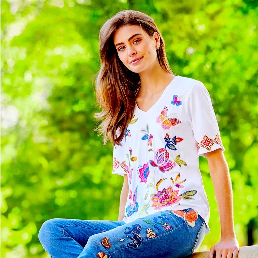 Johnny Was Gracey Knit Jersey V-Neck Short Sleeve Floral Embroidery Top 🌺🦋